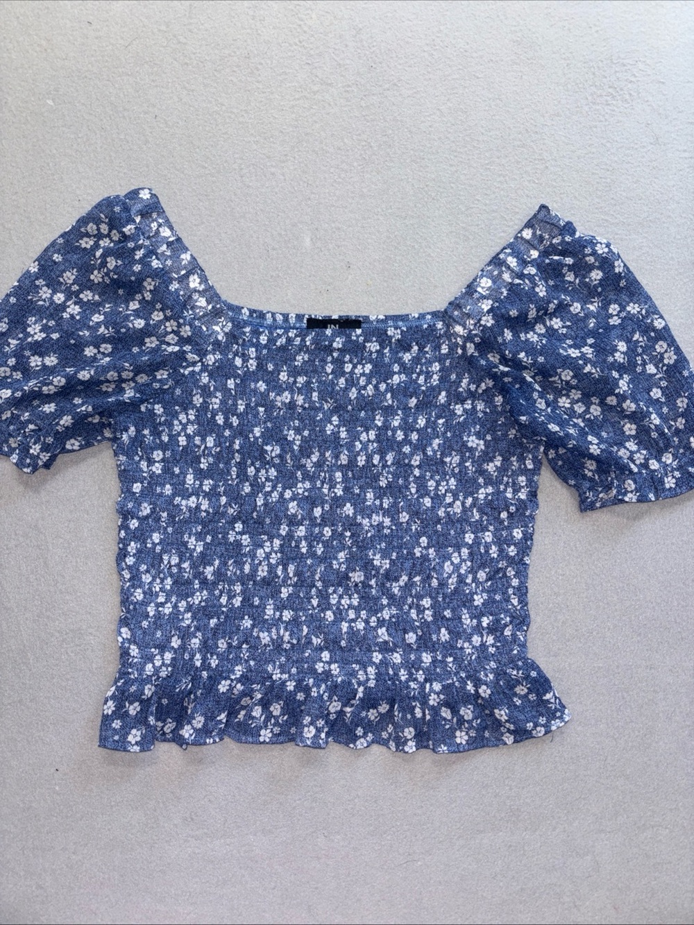 IN Women’s Blue floral puff sleeve crop top Size M